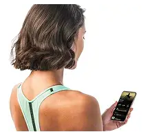 スマートフォンでトレーニング結果を確認する女性の画像