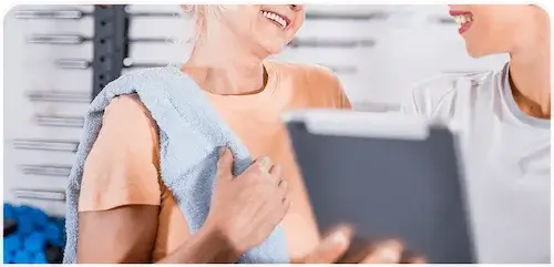 体験するユーザーにトレーナーが説明している様子の画像