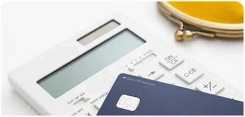 お財布とクレジットカードの画像