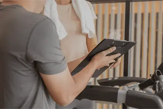 パーソナルの個別指導を受けるトレーナーとユーザーの画像